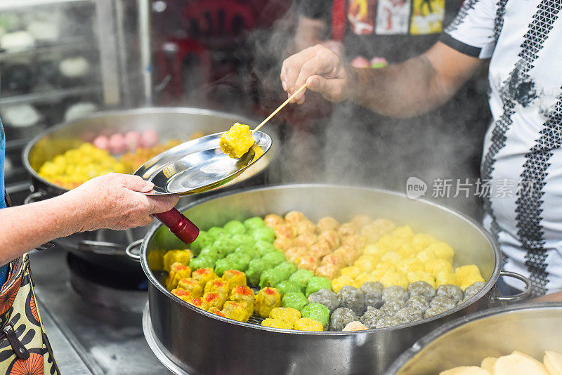 吉隆坡Jalan Alor街头小吃中不同馅料的手工点心